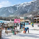 Le Meuble Between Center & Skiing - Happy