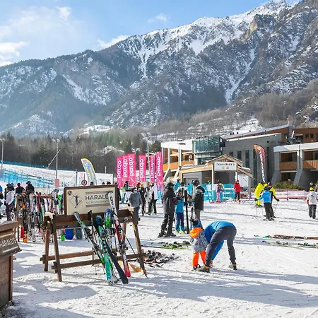 Le Meuble Between Center & Skiing - Happy