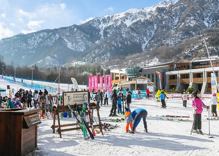 Le Meuble Between Center & Skiing - Happy